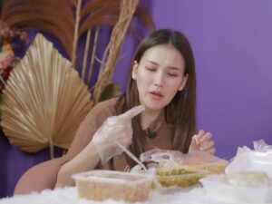 Ayu Ting Ting Cicip Makanan Afrika, Ada Fufu hingga Okro yang Bikin Penasaran